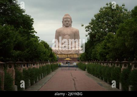 Une statue de grand Bouddha de 64 pieds de haut dans une posture de méditation qui a fait d'un mélange de grès et de granit rouge par l'artiste V. Ganapati Sthapati de 1982 à 1989, situé à Bodh Gaya, Bihar, Inde. Banque D'Images