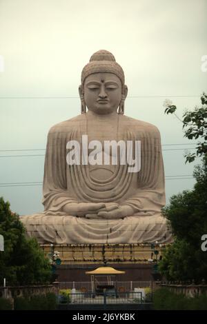 Une statue de grand Bouddha de 64 pieds de haut dans une posture de méditation qui a fait d'un mélange de grès et de granit rouge par l'artiste V. Ganapati Sthapati de 1982 à 1989, situé à Bodh Gaya, Bihar, Inde. Banque D'Images