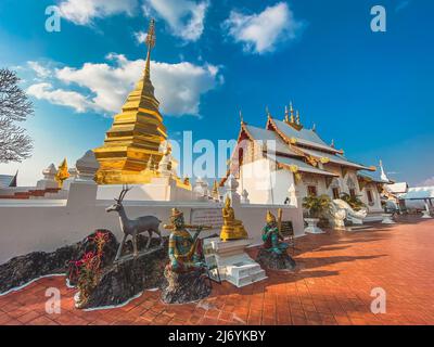 Wat Phrathat pu Jae bouddha et lac Huai Mae Toek dans la province de Phrae, Thaïlande Banque D'Images