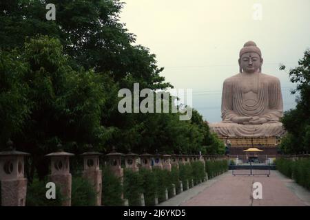 Une statue de grand Bouddha de 64 pieds de haut dans une posture de méditation qui a fait d'un mélange de grès et de granit rouge par l'artiste V. Ganapati Sthapati de 1982 à 1989, situé à Bodh Gaya, Bihar, Inde. Banque D'Images