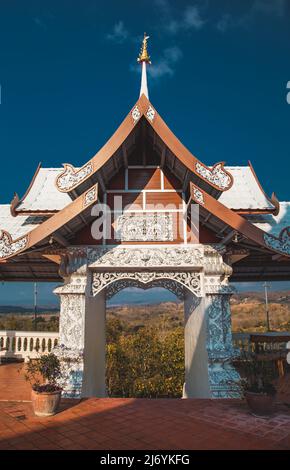 Wat Phrathat pu Jae bouddha et lac Huai Mae Toek dans la province de Phrae, Thaïlande Banque D'Images