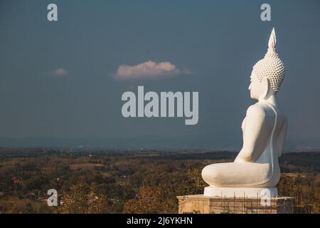 Wat Phrathat pu Jae bouddha et lac Huai Mae Toek dans la province de Phrae, Thaïlande Banque D'Images