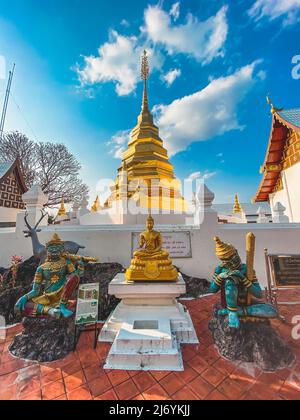 Wat Phrathat pu Jae bouddha et lac Huai Mae Toek dans la province de Phrae, Thaïlande Banque D'Images