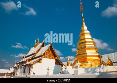 Wat Phrathat pu Jae bouddha et lac Huai Mae Toek dans la province de Phrae, Thaïlande Banque D'Images