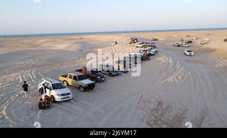 (NOTE DES ÉDITEURS: Image prise avec drone)la vue du désert d'Arar avec des dizaines de voitures garées. (Photo par Islam Alatrash / SOPA Images / Sipa USA) Banque D'Images