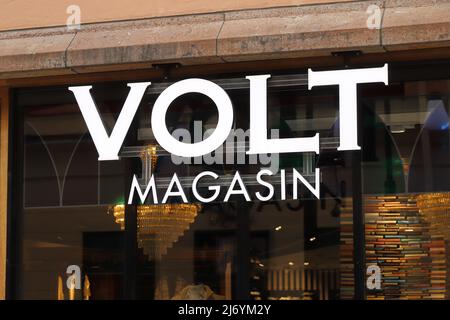 Orebro, Suède - 24 avril 2022 : vue rapprochée du magasin de mode Volt Magasin Volt Nagasib situé dans la rue Drottninggatan dans le centre-ville d'Orebro. Banque D'Images