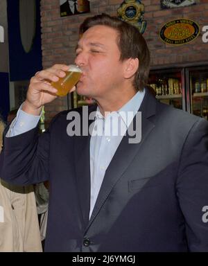 DELRAY BEACH, FL - 24 AVRIL : le gouverneur de Floride Ron DeSantis fait un toast avec sa bière lors de la grande ouverture et de la cérémonie de découpe du ruban du marché de Delray Beach présenté par Menin. Delray Beach Market est la plus grande salle alimentaire jamais construite dans l'état de Floride le 24 avril 2021 à Delray Beach, Floride. Personnes : gouverneur Ron DeSantis Banque D'Images