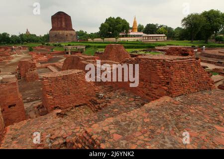 Ruines de structures en briques au complexe Dhamek stupa à Sarnath, à la périphérie de Varanasi, Uttar Pradesh, Inde. Banque D'Images