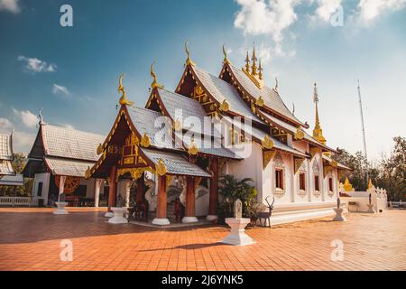 Wat Phrathat pu Jae bouddha et lac Huai Mae Toek dans la province de Phrae, Thaïlande Banque D'Images