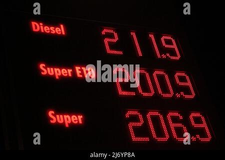 05 mai 2022, Bade-Wurtemberg, Stuttgart: Les prix de divers carburants, y compris le diesel, le Super E10 et le Super, peuvent être exposés à une station-service Shell. Photo: Marijan Murat/dpa Banque D'Images