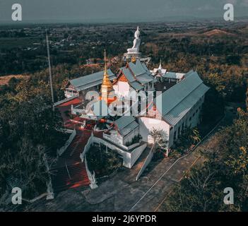 Wat Phrathat pu Jae bouddha et lac Huai Mae Toek dans la province de Phrae, Thaïlande Banque D'Images