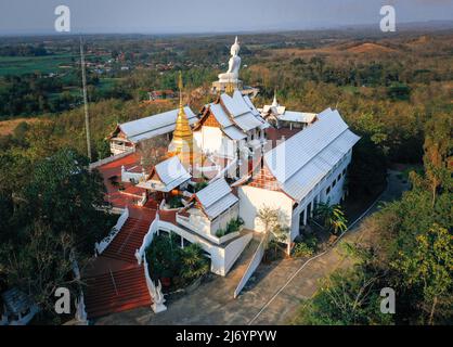 Wat Phrathat pu Jae bouddha et lac Huai Mae Toek dans la province de Phrae, Thaïlande Banque D'Images