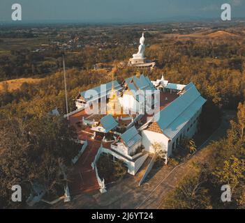 Wat Phrathat pu Jae bouddha et lac Huai Mae Toek dans la province de Phrae, Thaïlande Banque D'Images