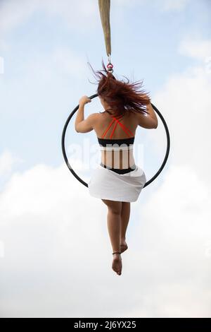 Une femme aerialiste se portant sur un panier Banque D'Images