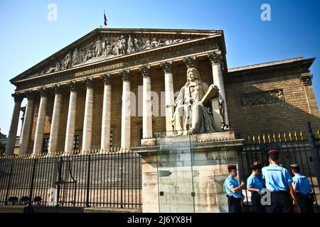 Paris assemblee nationale le Parlement. Policiers discutant en bas à droite Banque D'Images