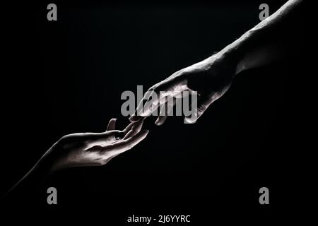 Deux mains au moment de l'adieu. Touche romantique avec les doigts, amour. Aidez vos amis à passer des moments difficiles. Geste de sauvetage, soutien, amitié et Banque D'Images