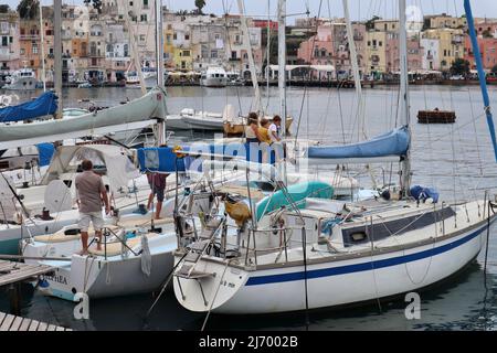 Procida – Turisti sulla barca a vela ormeggiata al molo di Marina Grande Banque D'Images