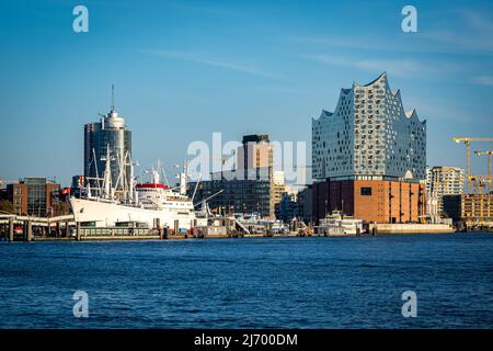 vue de face de la salle de concert moderne la plus célèbre des hamburgs, à côté d'un cargo historique avec le übersebrücke et le niederhafen en arrière-plan. Banque D'Images