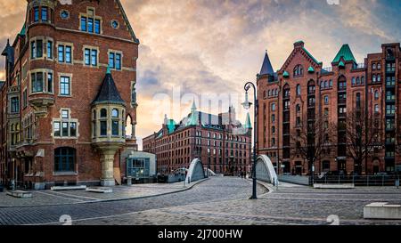 Vue panoramique sur le Neuerwegsbrücke reliant Saint-Annenplatz à Sandtorkai dans le quartier de speicherstadt, célèbre quartier d'entrepôts traditionnels. Banque D'Images