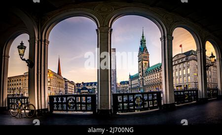 Panorama ultra-grand angle surnaturel avec vue à angle bas de l'alsterarkaden sur la place de la ville à la célèbre mairie dans le quartier du centre-ville. Banque D'Images