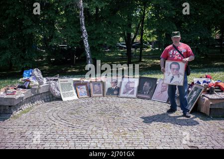 Belgrade, Serbie, 4 mai 2022 : un homme présentant une collection de portraits du maréchal Tito devant le Musée d'histoire yougoslave Banque D'Images