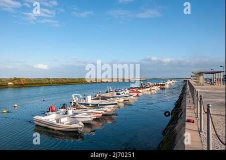 Bateaux à l'amarrage en face de Fuseta, Algarve, Portugal, Europe Banque D'Images