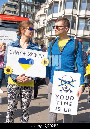 Des manifestants se tiennent à Londres avec un rassemblement de manifestation en Ukraine, dans le centre de Londres, pour protester contre l'invasion russe de l'Ukraine par le président Vladimir Poutine Banque D'Images