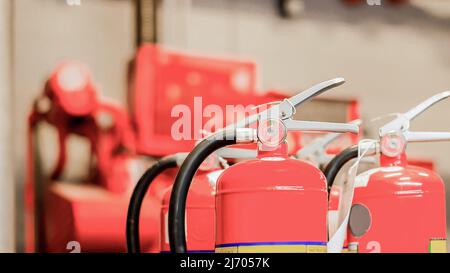 L'extincteur rouge est prêt à être utilisé en cas d'urgence incendie à l'intérieur. Banque D'Images