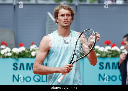 Alexander Zverev d'Allemagne réagit après avoir gagné Marin Cilic de Croatie lors du tournoi de tennis Mutua Madrid Open 2022 le 4 mai 2022 au stade Caja Magica à Madrid, Espagne - photo: Irina R Hipolito/DPPI/LiveMedia Banque D'Images