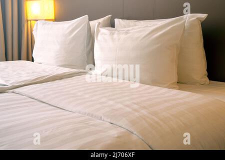 Intérieur d'une chambre à l'hôtel avec oreillers blancs et linge de lit Banque D'Images