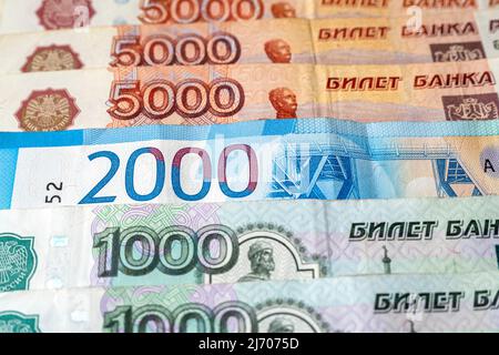 Lignes de roubles russes, monnaie russe, 1000, 2000, 5000 billets, vue de dessus, image conceptuelle Banque D'Images