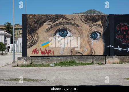 5 mai 2022, santa maria capua vetere, Campanie, ITALIE: 05/05/2022 Santa Maria Capua Vetere, dans la ville de la province de Caserta, une fresque contre la guerre en Ukraine a été créée. (Image de crédit : © Fabio Sasso/ZUMA Press Wire) Banque D'Images