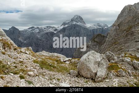 Face nord de la montagne Triglav dans les alpes juliennes, en Slovénie, avec un peu de neige sur les sommets Banque D'Images