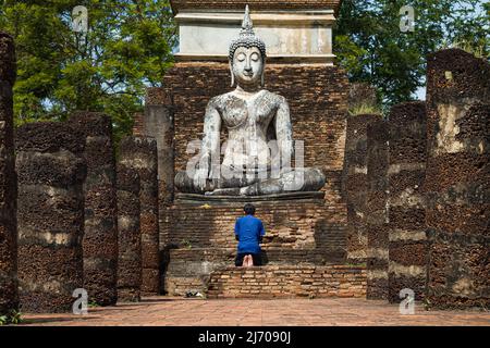 Sukhothai, Thaïlande - 2 septembre 2018 : le dévot priant devant le Bouddha du Wat Traphang Ngoen à Sukhothai, Thaïlande. Banque D'Images