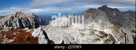 Vue imprenable sur les montagnes depuis le mont Stenar, en Slovénie, dans les Alpes juliennes. Banque D'Images