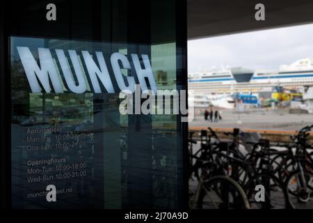 Oslo, Norvège. 02 mai 2021 : panneau du Musée Munch à Oslo. Edvard Munch. Panneau d'information à l'entrée du musée. Banque D'Images