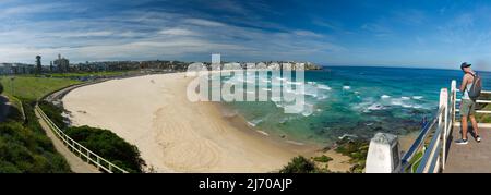 À la suite d'un large mépris public à l'égard des avertissements de « distanciation sociale » pendant la pandémie de coronavirus, Bondi Beach à Sydney a été fermé au public. Banque D'Images