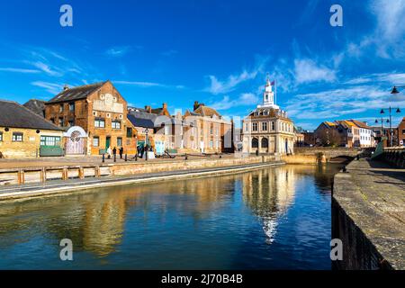 Quai Purfleet avec vue sur la maison des douanes du 17th siècle à King's Lynn, Norfolk, Royaume-Uni Banque D'Images