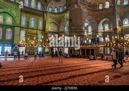 ISTANBUL, TURQUIE - 13 SEPTEMBRE 2017 : c'est l'intérieur de la salle de prière de la mosquée Sultanahmet (Musque bleu). Banque D'Images