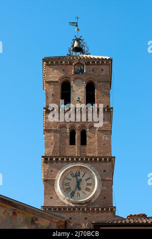 Clocher roman (construit par le Pape Eugène III) de Santa Maria à l'église Trastevere, Rome, Lazio, Italie Banque D'Images