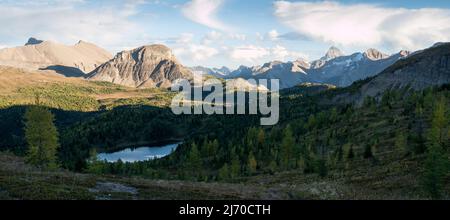 Belle vallée alpine avec forêt, lac, montagnes avant le coucher du soleil, Mt Assiniboine PP, Canada Banque D'Images