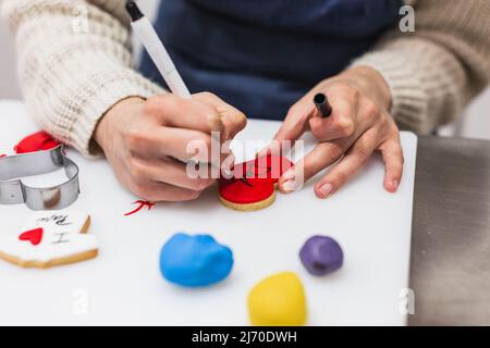 Vue rapprochée de l'écriture du chef pâtissier sur la décoration des biscuits Banque D'Images