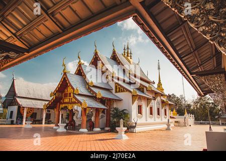 Wat Phrathat pu Jae bouddha et lac Huai Mae Toek dans la province de Phrae, Thaïlande Banque D'Images