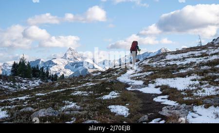 Randonnée dans l'arrière-pays vers les montagnes par une journée ensoleillée, parc provincial Mt Assiniboine, Canada Banque D'Images