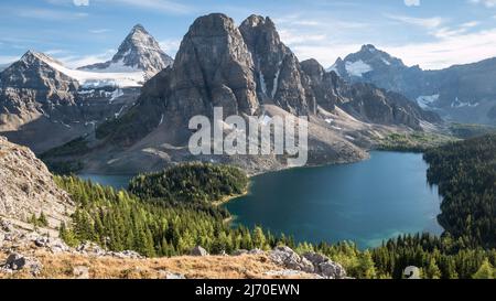 Magnifique vue sur les montagnes et le lac, parc provincial Mt Assiniboine, Canada Banque D'Images