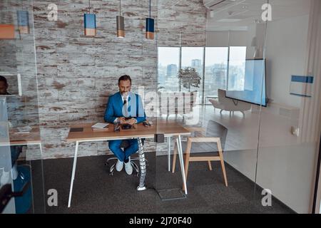 Homme responsable travaillant dans un espace de bureau moderne Banque D'Images