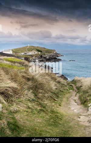 Le sentier côtier accidenté menant à Towan Head sur la côte nord de Cornwall, à Cornwall, au Royaume-Uni. Banque D'Images