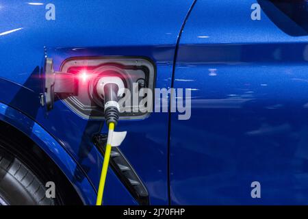 Voiture électrique à la station de charge, voiture électrique énergie verte et éco-puissance concept. Banque D'Images