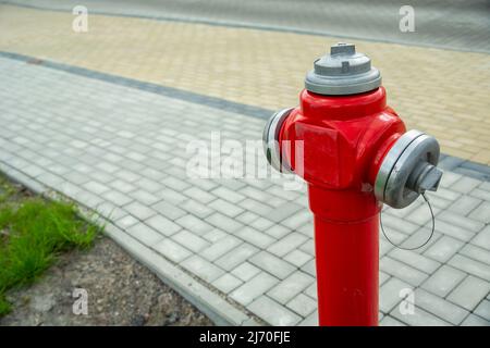 Borne d'incendie rouge située près du sentier de la ville Banque D'Images