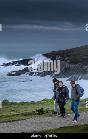 Les gens qui profitent d'une marche rapide le long du sentier de la côte depuis Towan Head à Newquay, dans les Cornouailles. Banque D'Images